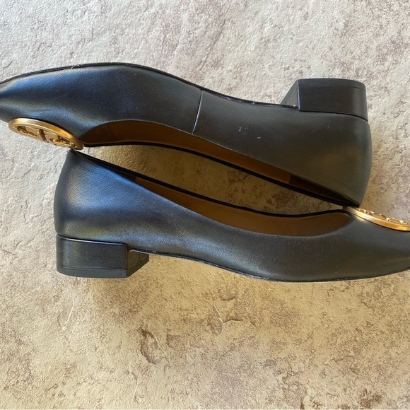 Tory Burch Black Leather Loafers‎ w/Gold Medallion Logo Women's Size 5 - Picture 4 of 10